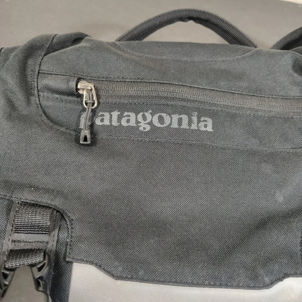 Patagonia Half Mass Messenger Bag Black Padded Laptop Gorpcore 48266SP13
